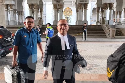 Wan Shaharuddin (kanan).