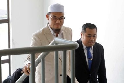 Nurhafizul Badrul (kiri) mengaku tidak bersalah atas tuduhan memuat naik hantaran palsu berkaitan dakwaan penjualan 52 juta liter bahan api kepada Filipina. Foto Bernama