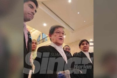 Hisyam (tengah) ketika ditemui pemberita di Istana Kehakiman pada Selasa.