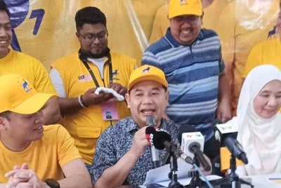 Rafizi (tengah) pada sidang akhbar di Taman Sri Tebrau Johor Bahru pada Selasa.
