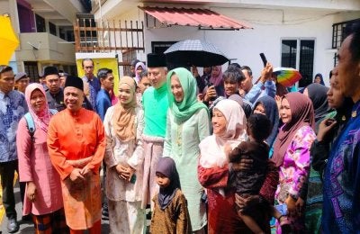 Sultan Nazrin dan Tuanku Zara berkenan menyantuni masyarakat setempat selepas menyempurnakan Majlis Perasmian SMAR Nurul Hidayah Kampung Kenang pada Selasa.