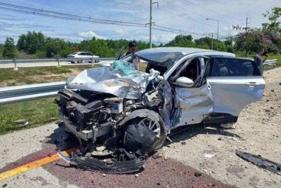 Keadaan Proton X50 rakyat Malaysia selepas terkena letupan bom di Narathiwat, Thailand. Foto media sosial