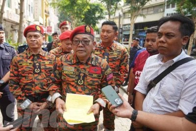 Norazam (tengah) dalam sidang akhbar selepas selesai operasi Op Sarang Burung di sekitar Jalan Tun H S Lee, Kuala Lumpur pada Selasa. Foto: ROSLI TALIB