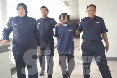 Seorang penjawat awam didakwa di Mahkamah Sesyen Ayer Keroh pada Selasa atas pertuduhan melakukan amang seksual fizikal terhadap dua anak perempuannya.