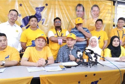 Rafizi (tengah) pada sidang media di Taman Sri Tebrau pada Selasa.