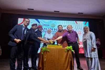 Salbiah (tengah) diiringi Dr Mohd Azizuddin (tiga dari kanan) memotong pulut kuning sebagai gimik perasmian Sambutan Hari Bapa Peringkat Negeri Perak 2026 pada Selasa.