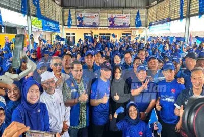 Onn Hafiz bersama jentera BN ketika Majlis Penyampaian Amanat Kepada Jentera BN Bahagian Batu Pahat di Rengit.