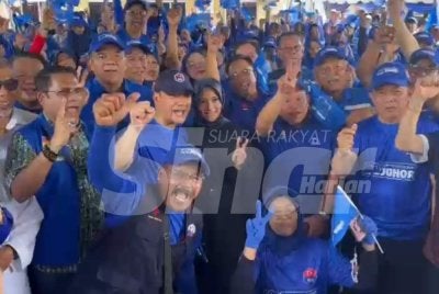 Onn Hafiz (tengah) pada Majlis Penyampaian Amanat Kepada Jentera BN Bahagian Batu Pahat, di Rengit, Batu Pahat.