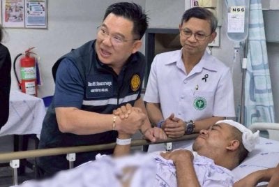 Abdullah Syarapi tiba di HRPZ II pada jam 11.20 pagi Selasa selepas dipindahkan dari Sungai Golok, Thailand dengan menaiki ambulans. Foto tular