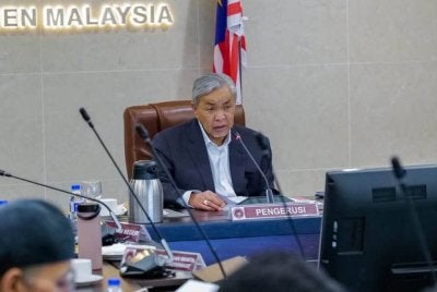 Ahmad Zahid mempengerusikan Mesyuarat Jawatankuasa Peringkat Tinggi Pengurusan Pelarian dan Pemohon Suaka kali ke-6. Foto FB Zahid Hamidi