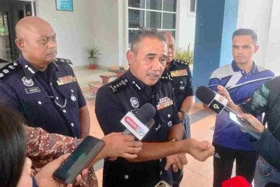 Adzli ketika mengadakan lawatan ke Pondok Polis Jeniang, pada Selasa.