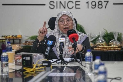 Fuziah ketika sidang media bagi lawatan kerja beliau di SDS Food Manufacturing Sdn Bhd pada Selasa. Foto Bernama