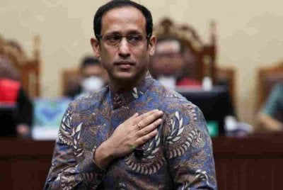 Nadiem Makarim mengangkat tangan pada hari keputusan mahkamah dalam kes rasuah berkaitan perolehan komputer riba Google Chromebook, di Mahkamah Jakarta Pusat, pada 30 Jun 2026. Pendakwa raya menuduh beliau menyalahgunakan kuasa eksekutif untuk memperkayakan diri melalui proses perolehan tersebut. Foto Reuters/Ajeng Dinar Ulfiana
