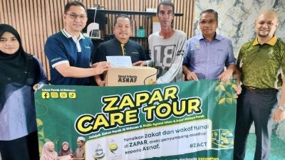 Muhammad Amir (tiga dari kanan) menerima kunjungan daripada pembayar zakat, wakil MAIPk dan Zakat Perak Al Ridzuan (ZAPAR) sempena ZAPAR Care Tour baru-baru ini.
