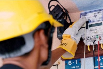 Harga elektrik yang lebih tinggi adalah akibat pelaksanaan surcaj susulan peningkatan kos penjanaan. Foto fail Bernama 