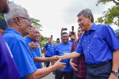 Mohamad beramah mesra bersama orang ramai ketika berkempen sempena PRN Johor. Foto Facebook Mohamad