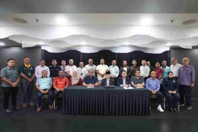 Emran (duduk lima dari kanan) bergambar bersama jawatankuasanya pada Mesyuarat Jawatankuasa Induk Kejohanan Bola Sepak sempena Sambutan Jubli Perak Pemerintahan Sultan Selangor, Sultan Sharafuddin Idris Shah.