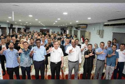 Ramanan (tengah) dan Anthony (empat dari kiri) bergambar bersama sebahagian peserta pada Majlis Pelancaran Program PSS pada Selasa.