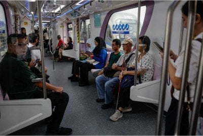 Laluan Shah Alam kendalian Rapid KL merekodkan lebih 60,000 perjalanan penumpang pada hari pertama operasinya semalam. Foto: Bernama 