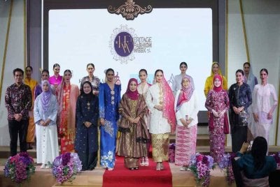Asfarena (tengah) bergambar bersama pereka fesyen dari Karyaneka, Kraftangan dan Jemel serta model yang memperagakan rekaan kebaya masing-masing