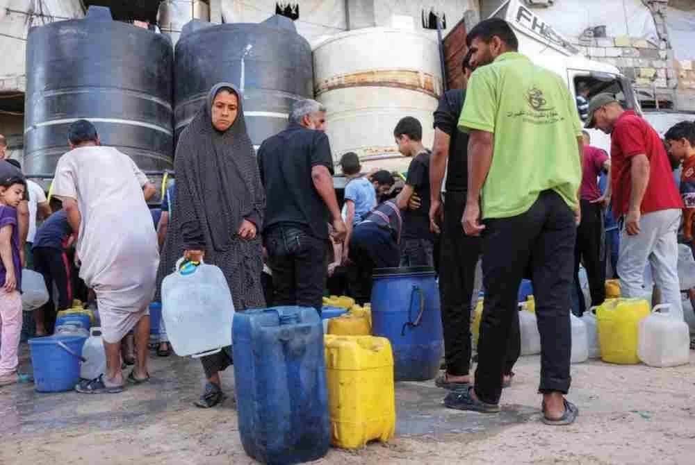 Kira-kira 80 peratus penduduk kini bergantung kepada bekalan air minuman yang dihantar menggunakan lori tangki.
