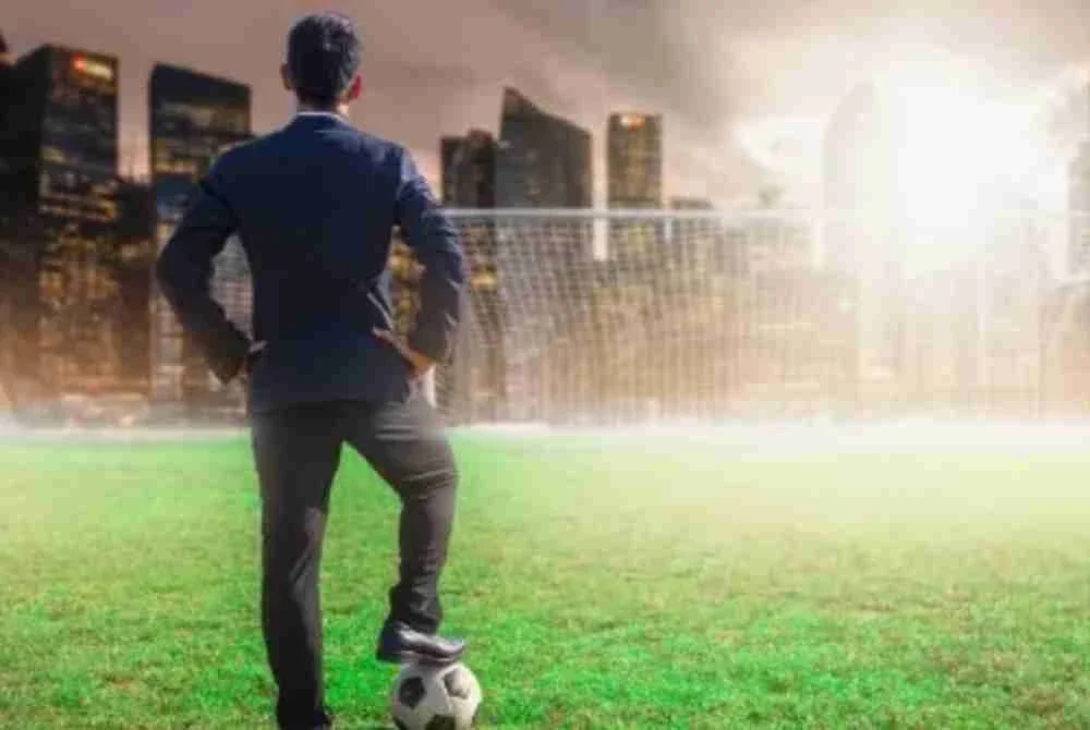 Politik dan bola sepak berkongsi satu persamaan utama iaitu kedua-duanya memerlukan strategi, disiplin, kerja berpasukan dan keyakinan penyokong. Gambar hiasan