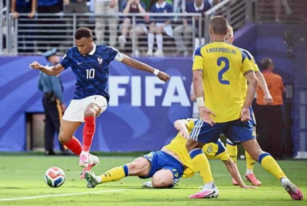 Mbappe (kiri) terus pamer bisa di Piala Dunia. Foto Agensi