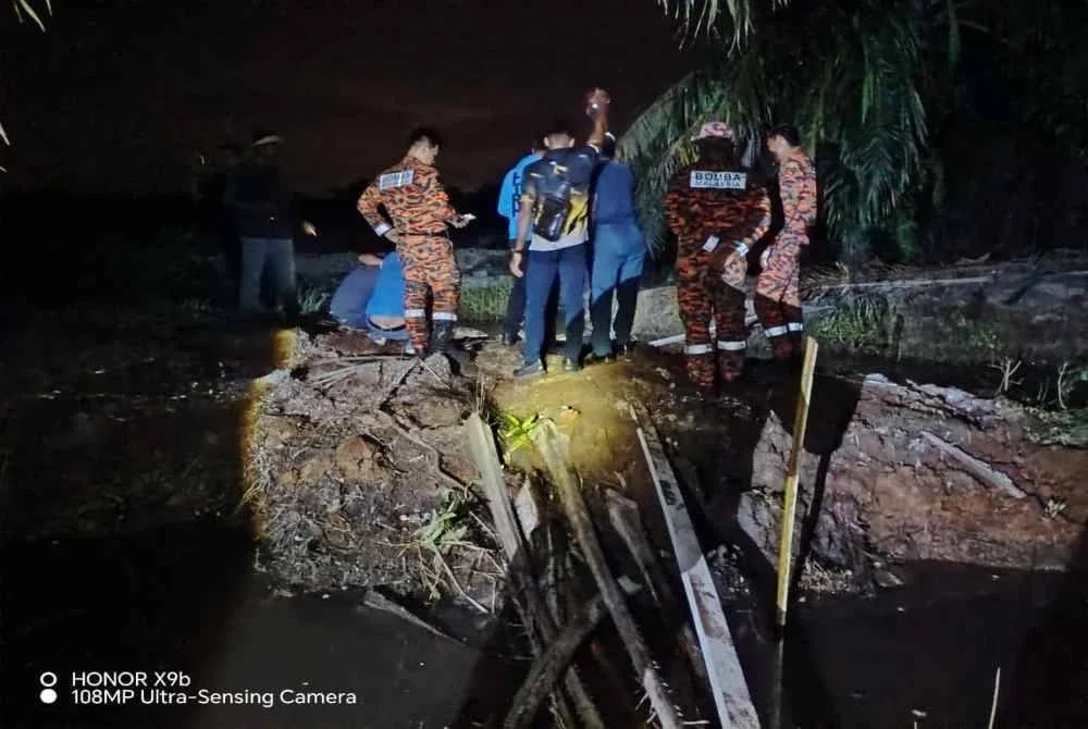 Sepasukan anggota dari Balai Bomba dan Penyelamat (BBP) Hutan Melintang ketika menjalankan operasi mencari dan menyelamat (SAR).