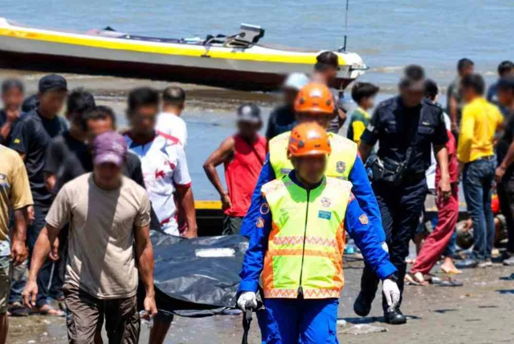 Seorang lelaki maut dibaham buaya ketika mengambil pukat yang dipasang di laut.