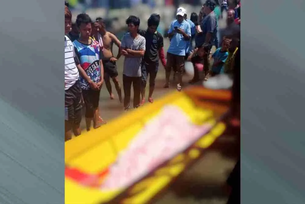 Mangsa ditemukan semula dalam keadaan terapung dan sudah tidak bernyawa di kawasan pantai kampung tersebut.