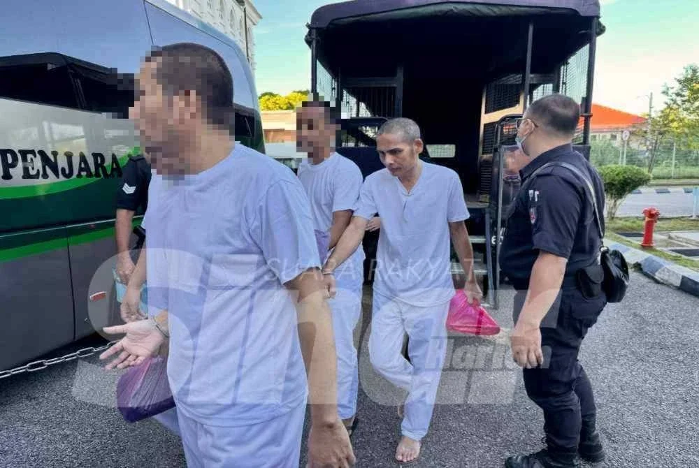 Amran (tengah) tiba di Kompleks Mahkamah Kota Bharu untuk mendengar keputusan kes.
FOTO: ADILA SHARINNI WAHID