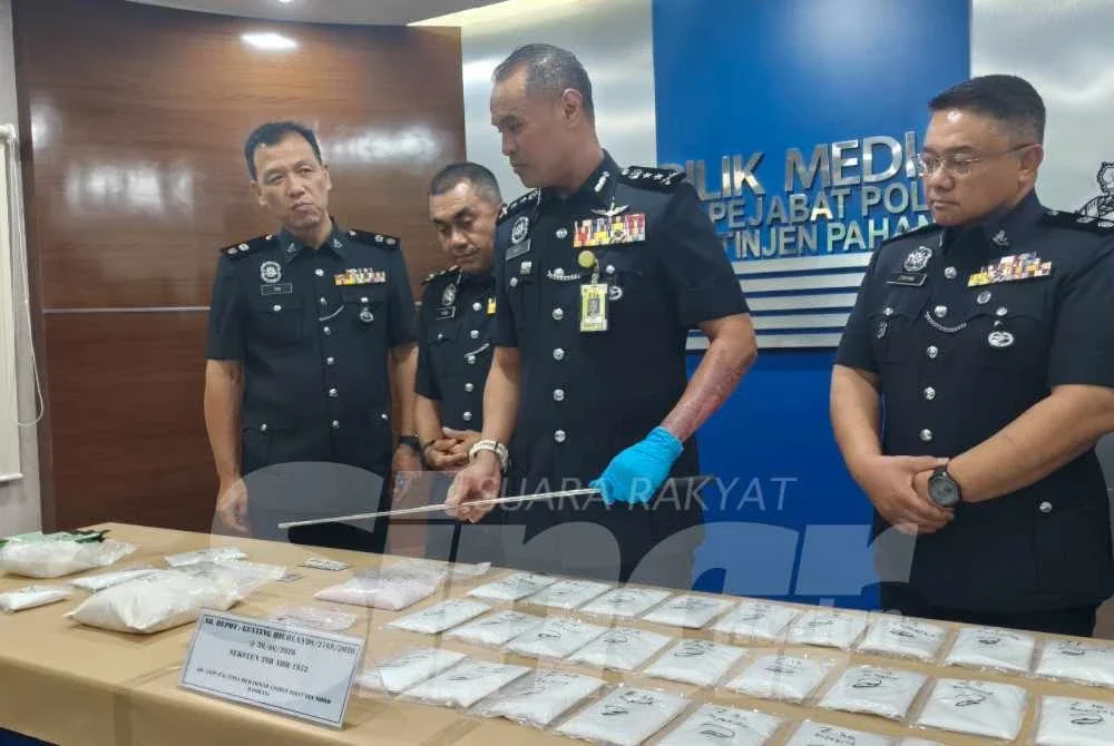 Azry Akmar (tengah) menunjukkan beberapa jenis dadah yang dirampas dalam satu serbuan di Genting Permai, Bentong pada sidang media di IPK Pahang.