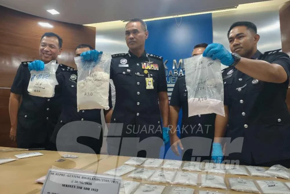 Azry Akmar (tengah) menunjukkan dadah yang dirampas pada sidang media di IPK Pahang pada Rabu.