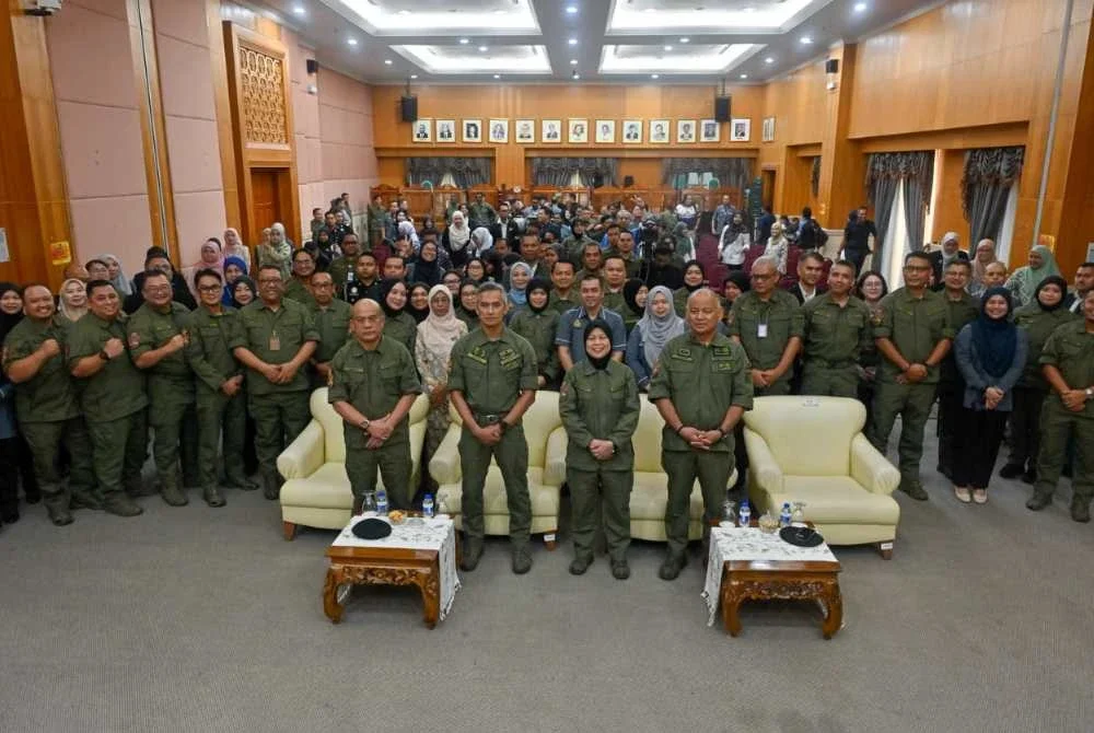 Mohd Shuhaily (depan, dua dari kiri) bergambar bersama pegawainya semasa Perhimpunan Bulanan AKPS di Putrajaya pada Rabu.