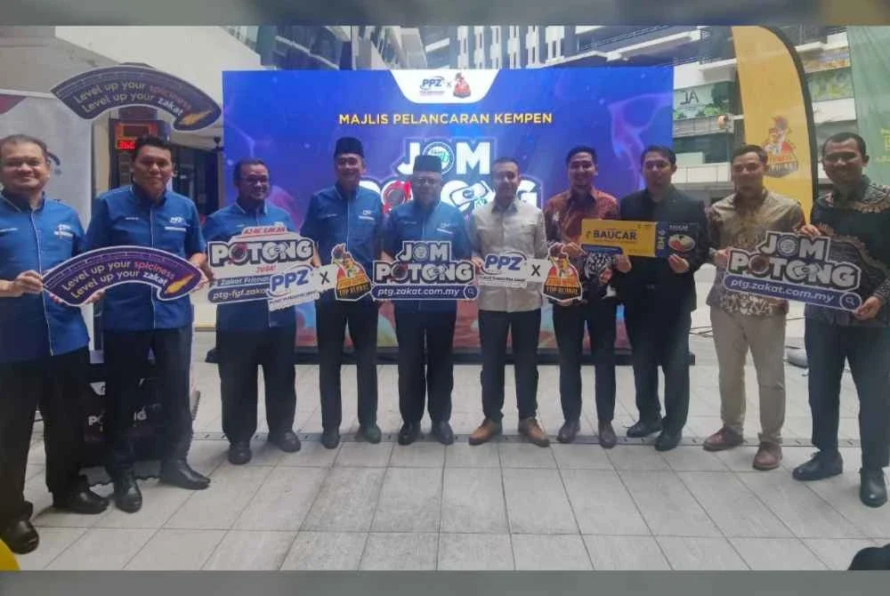 Abdul Hakim (enam dari kanan) bergambar bersama-sama pembayar zakat semasa Pelancaran Kempen Jom Potong 2026 di Ayam Gepuk Top Global KLTS pada Selasa.