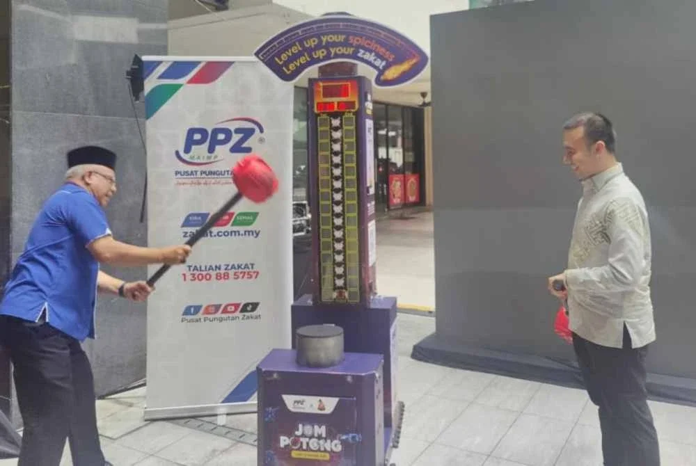 Abdul Hakim (kiri) dan Ketua Pegawai Eksekutif Ayam Gepuk Top Global, Muhammad Anas Athoillah Moh Fauzi (kanan) melancarkan gimik perasmian semasa Pelancaran Kempen Jom Potong 2026 di Ayam Gepuk Top Global KLTS pada Selasa.