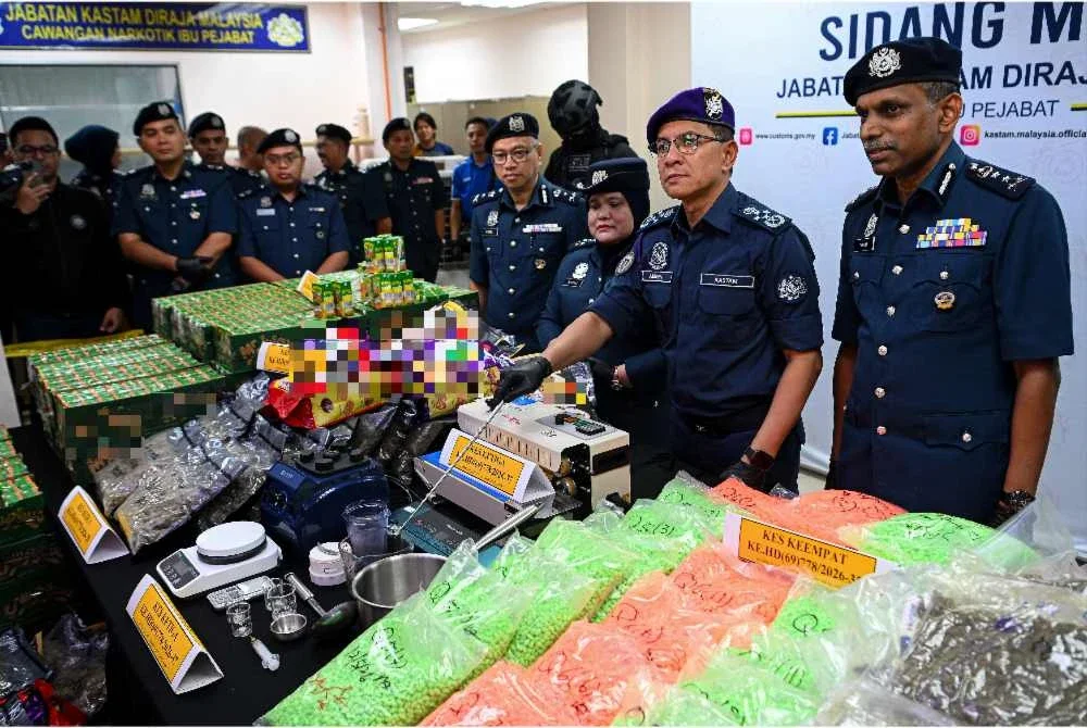 Amran Ahmad (dua dari kanan) menunjukkan rampasan dadah dalam lima kes berasingan pada sidang akhbar di Cawangan Narkotik Ibu Pejabat Jabatan Kastam Diraja Malaysia (JKDM) di Kampung Jijan hari ini. - Foto: Bernama
