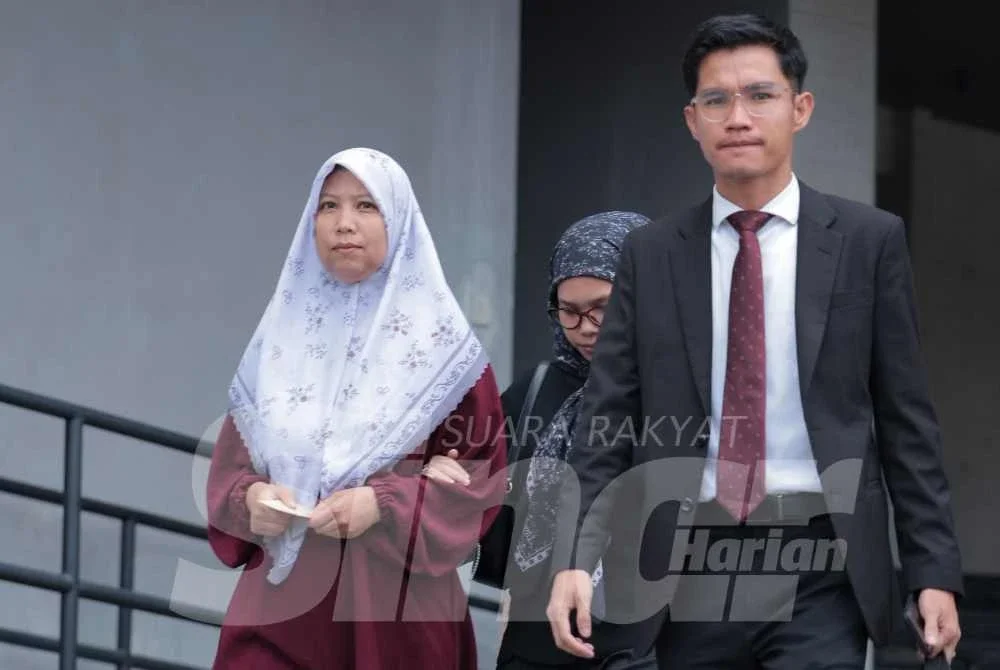 Nurhaswani Afni (kiri) bersama peguam selepas permohonan representasi untuk menarik balik pertuduhan melakukan kekerasan jenayah terhadap Sultan Perak, Sultan Nazrin Muizzuddin Shah ditolak di Mahkamah Majistret Ipoh pada Rabu