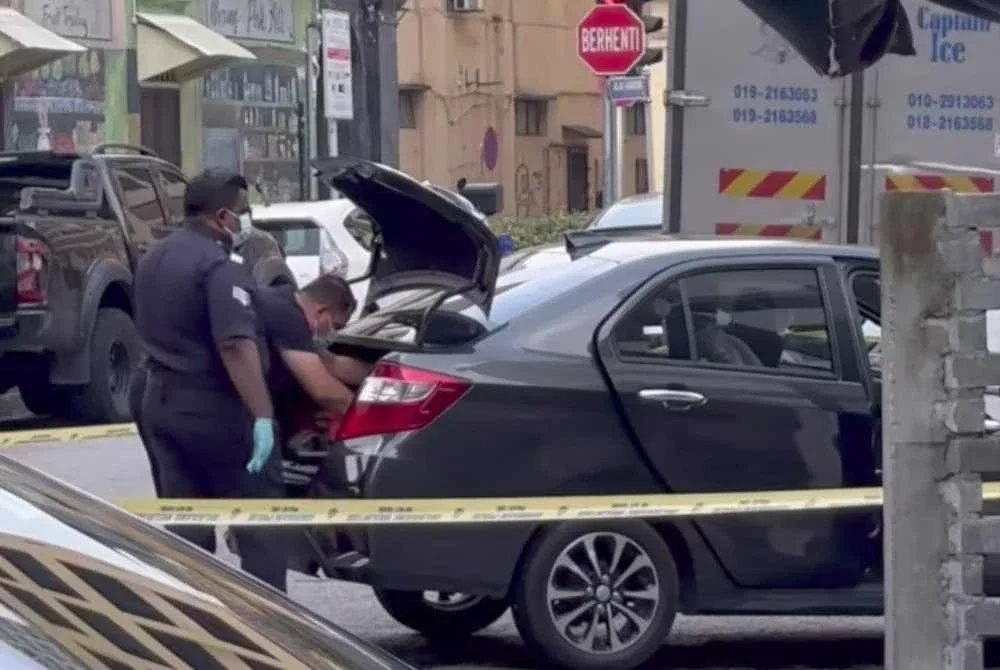Gambar tular di media sosial berhubung kes penemuan mayat seorang lelaki di hadapan restoran di Jalan Kemunting, Kuala Lumpur pada Rabu.