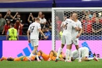 Haaland (kanan) meledak gol kemenangan Norway pada minit ke-86 sekali gus menghantar Norway ke pusingan 16 buat kali pertama dalam sejarah penyertaan mereka di Piala Dunia. Foto: Agensi