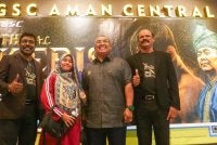 Muhammad Sanusi (dua dari kanan) ketika hadir ke Tayangan Perdana Filem The Keris pada Selasa.