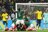 Pemain Mexico meraikan kejayaan mara ke pusingan 16 selepas menewaskan Ecuador 2-0 di Mexico City. Foto Agensi