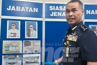 Azry Akmar menunjukkan dua suspek yang ditahan.