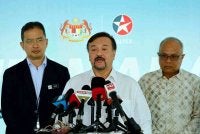 Menteri Kewangan II Datuk Seri Amir Hamzah Azizan bercakap pada sidang media semasa mengadakan lawatan ke sebuah stesyen minyak di Presint 8 bagi melihat pelaksanaan BUDI MADANI Diesel pada Rabu. Foto Bernama.