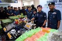 Amran Ahmad (dua dari kanan) menunjukkan rampasan dadah dalam lima kes berasingan pada sidang akhbar di Cawangan Narkotik Ibu Pejabat Jabatan Kastam Diraja Malaysia (JKDM) di Kampung Jijan hari ini. - Foto: Bernama