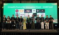 Pengarah Komersial dan Penghantaran Grab Malaysia, Tan Jiong Jian (tujuh, kiri) bersama penerima anugerah kategori Crowd’s Favourite Malaysian Food.