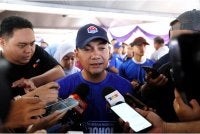 Onn Hafiz ditemui media ketika menghadiri perjumpaan bersama masyarakat di kawasan N.15 DUN Maharani di Parit Raja, hari ini. - Foto: Bernama