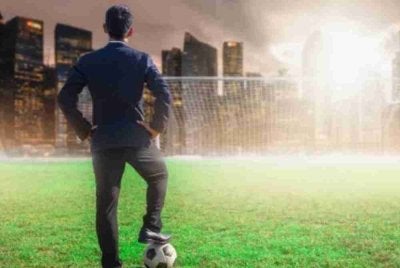 Politik dan bola sepak berkongsi satu persamaan utama iaitu kedua-duanya memerlukan strategi, disiplin, kerja berpasukan dan keyakinan penyokong. Gambar hiasan 