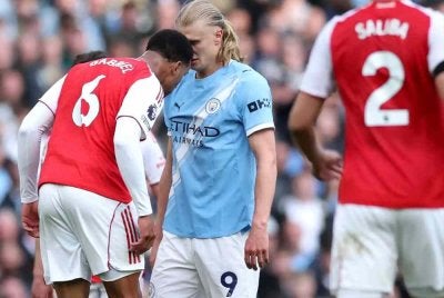 Insiden Gabriel menanduk Haaland tidak dikenakan layangan kad merah telah mencetuskan kemarahan penyokong Manchester City. Foto: Agensi