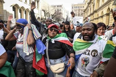 Penunjuk perasaan berarak di Cape Town semasa demonstrasi menggesa warga asing tanpa dokumen sah meninggalkan Afrika Selatan.-Foto AFP.